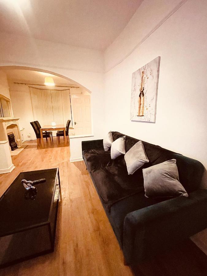 Cute Spacious 2 Bedroom House, Sleeps 8, Free Street Parking, Easy Access Lock Box Entry, 2 Minute Drive From City Centre Liverpool Exterior foto
