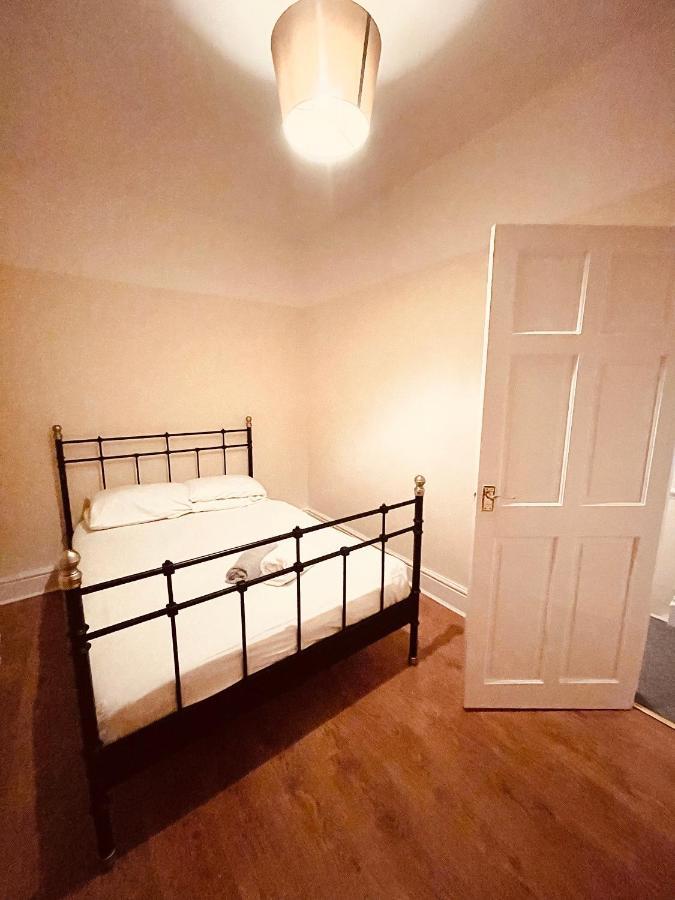 Cute Spacious 2 Bedroom House, Sleeps 8, Free Street Parking, Easy Access Lock Box Entry, 2 Minute Drive From City Centre Liverpool Exterior foto