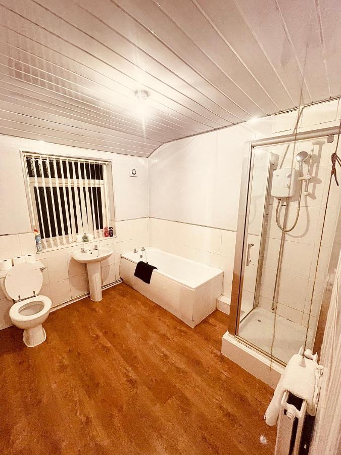 Cute Spacious 2 Bedroom House, Sleeps 8, Free Street Parking, Easy Access Lock Box Entry, 2 Minute Drive From City Centre Liverpool Exterior foto