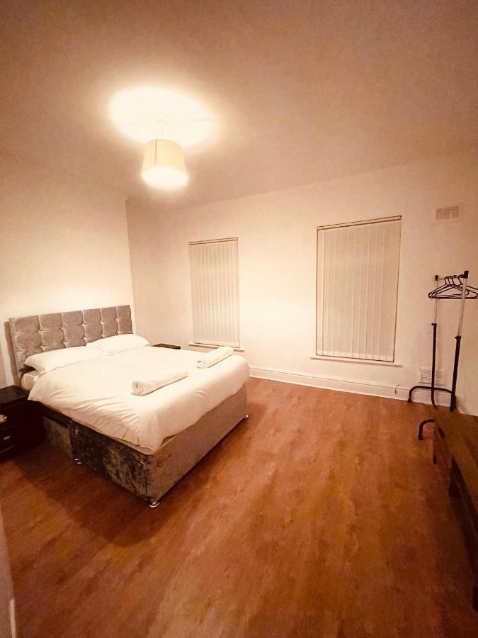 Cute Spacious 2 Bedroom House, Sleeps 8, Free Street Parking, Easy Access Lock Box Entry, 2 Minute Drive From City Centre Liverpool Exterior foto