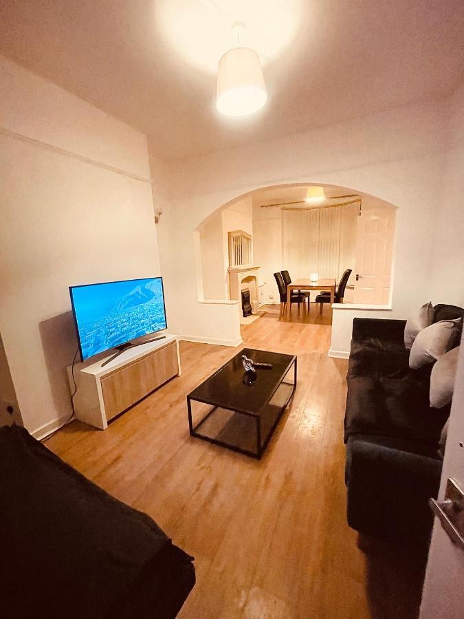 Cute Spacious 2 Bedroom House, Sleeps 8, Free Street Parking, Easy Access Lock Box Entry, 2 Minute Drive From City Centre Liverpool Exterior foto